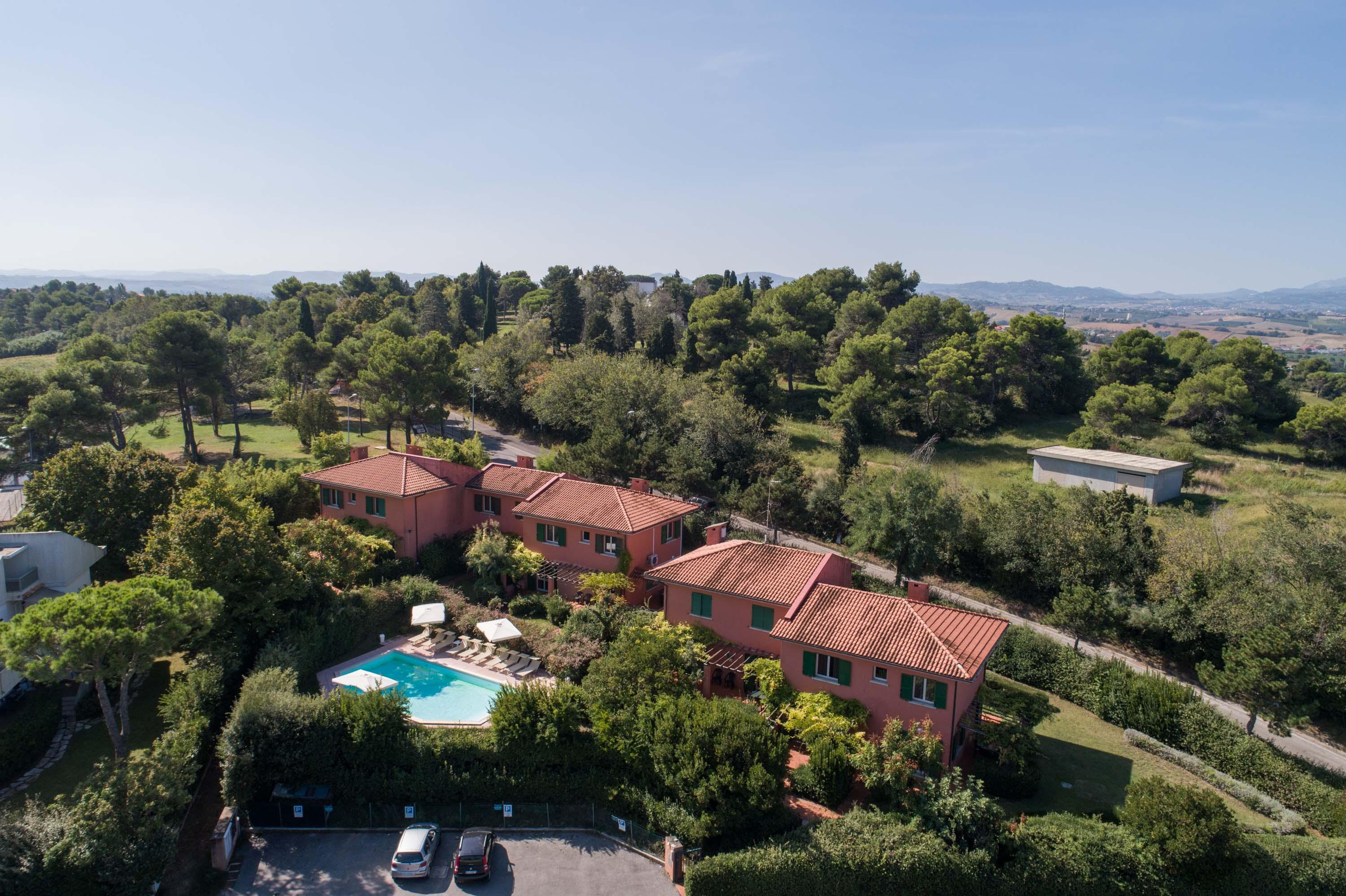 الشقق الفندقية ريتشونيفي  Residenze Al Colle Dei Pini المظهر الخارجي الصورة
