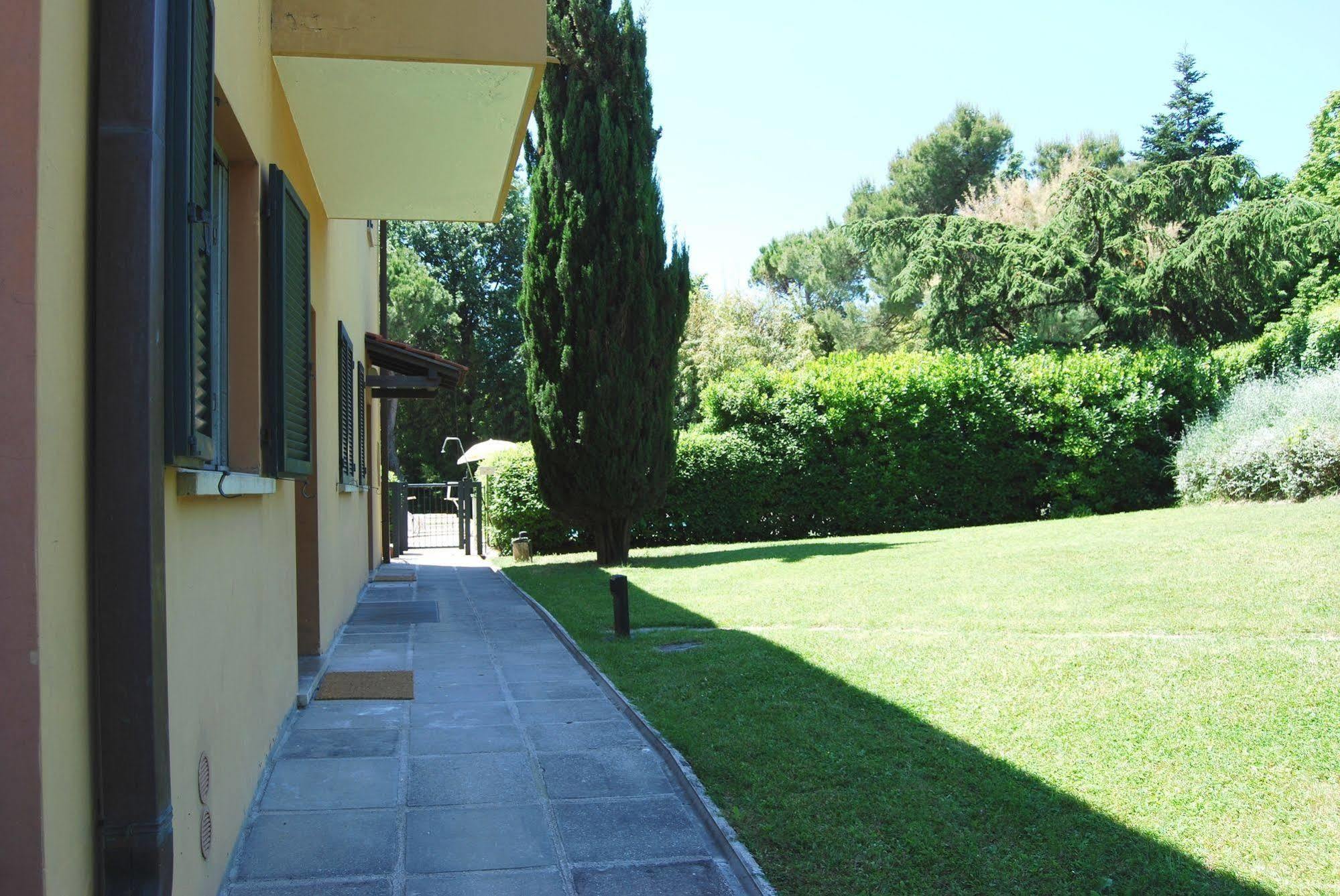 الشقق الفندقية ريتشونيفي  Residenze Al Colle Dei Pini المظهر الخارجي الصورة