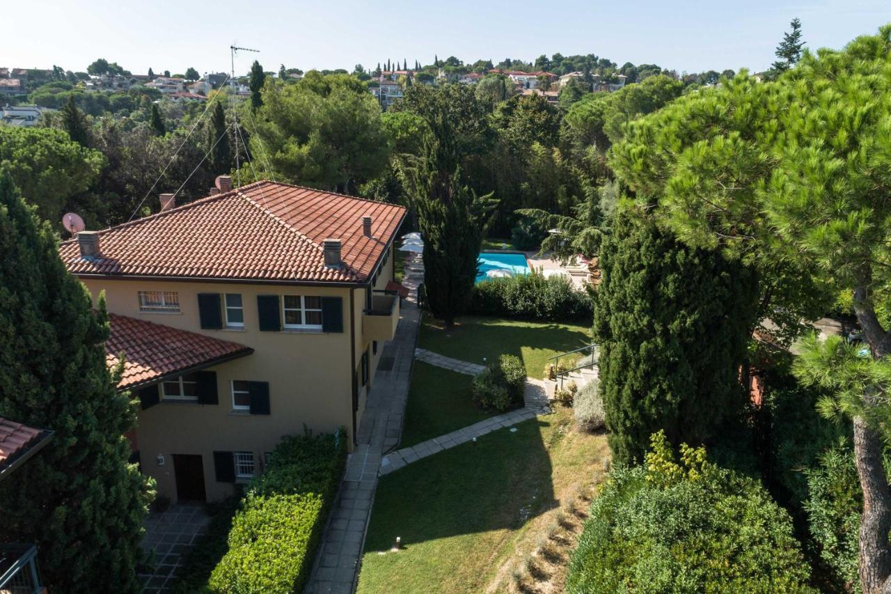 الشقق الفندقية ريتشونيفي  Residenze Al Colle Dei Pini المظهر الخارجي الصورة